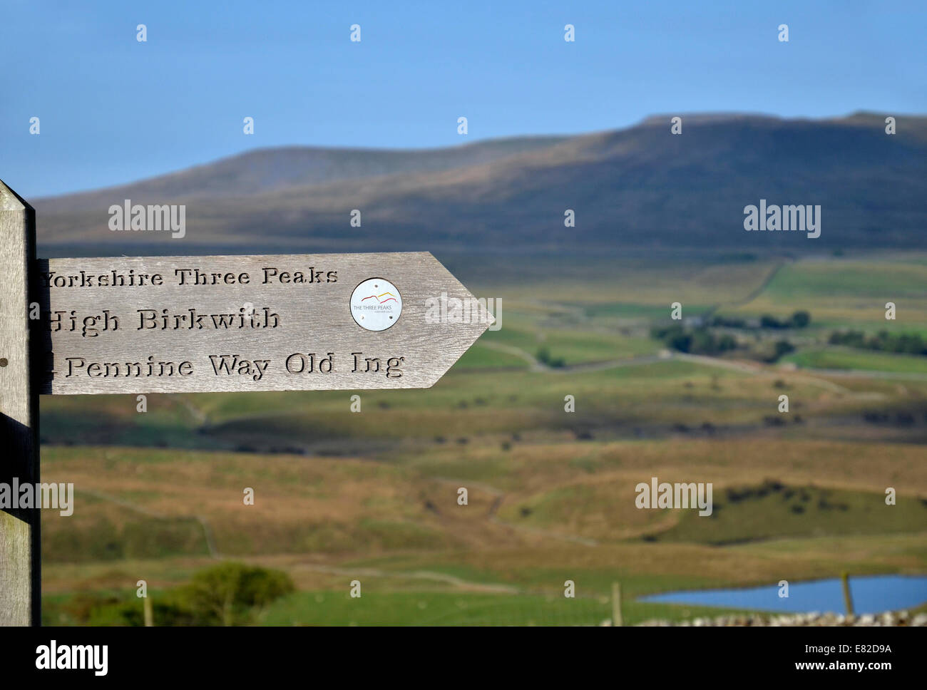 Un Pennine Way segno il Yorkshire tre cime a piedi Foto Stock