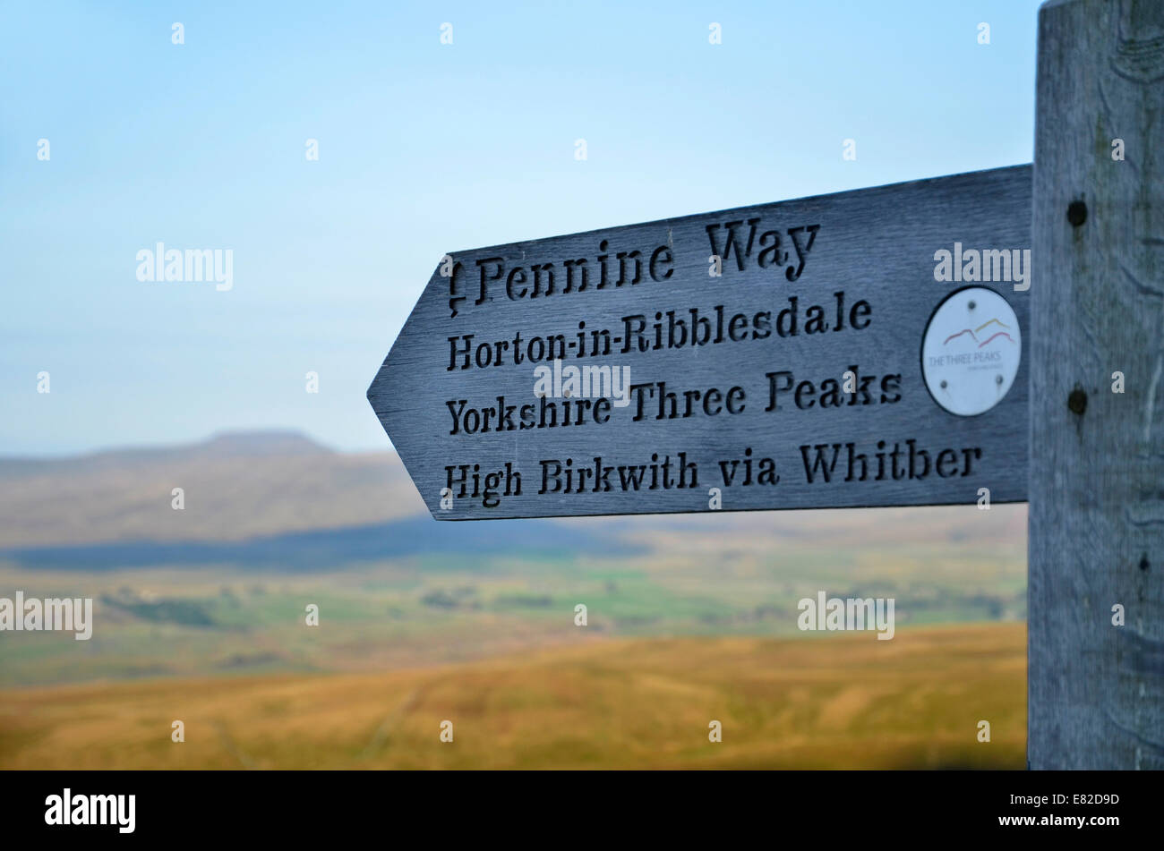 Un Pennine Way segno il Yorkshire tre cime a piedi Foto Stock