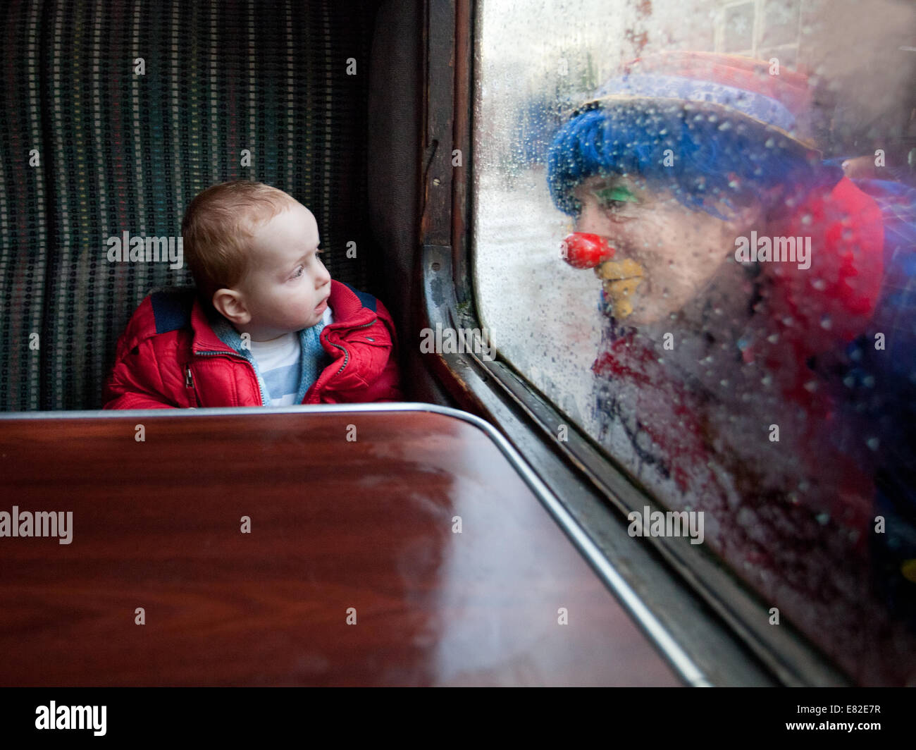 Clown guardando il bambino attraverso il finestrino del treno Foto stock -  Alamy