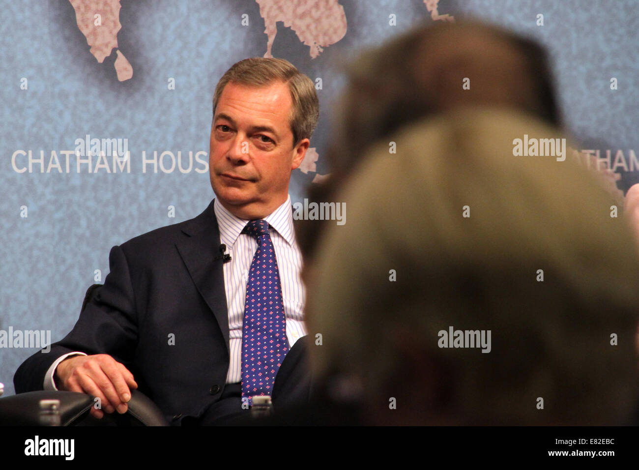 Nigel Farage, leader del partito per l'indipendenza del Regno Unito, parlando a Chatham House a Londra lunedì 31 marzo 2014. Foto Stock