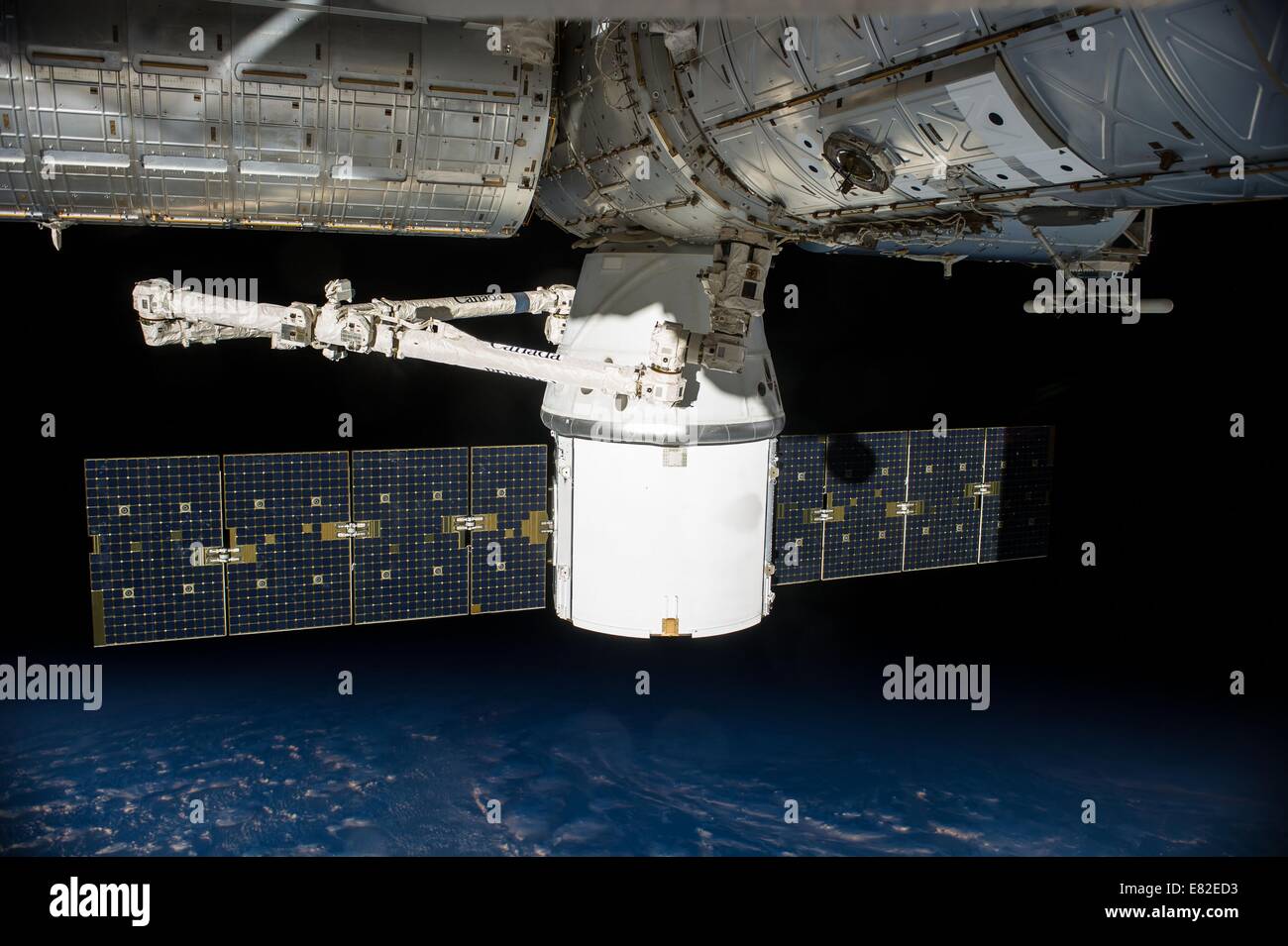 La SpaceX Dragon cargo senza equipaggio veicolo spaziale che trasportano le forniture e le attrezzature docks alla Stazione Spaziale Internazionale il 24 settembre 2014 in orbita intorno alla terra. Foto Stock