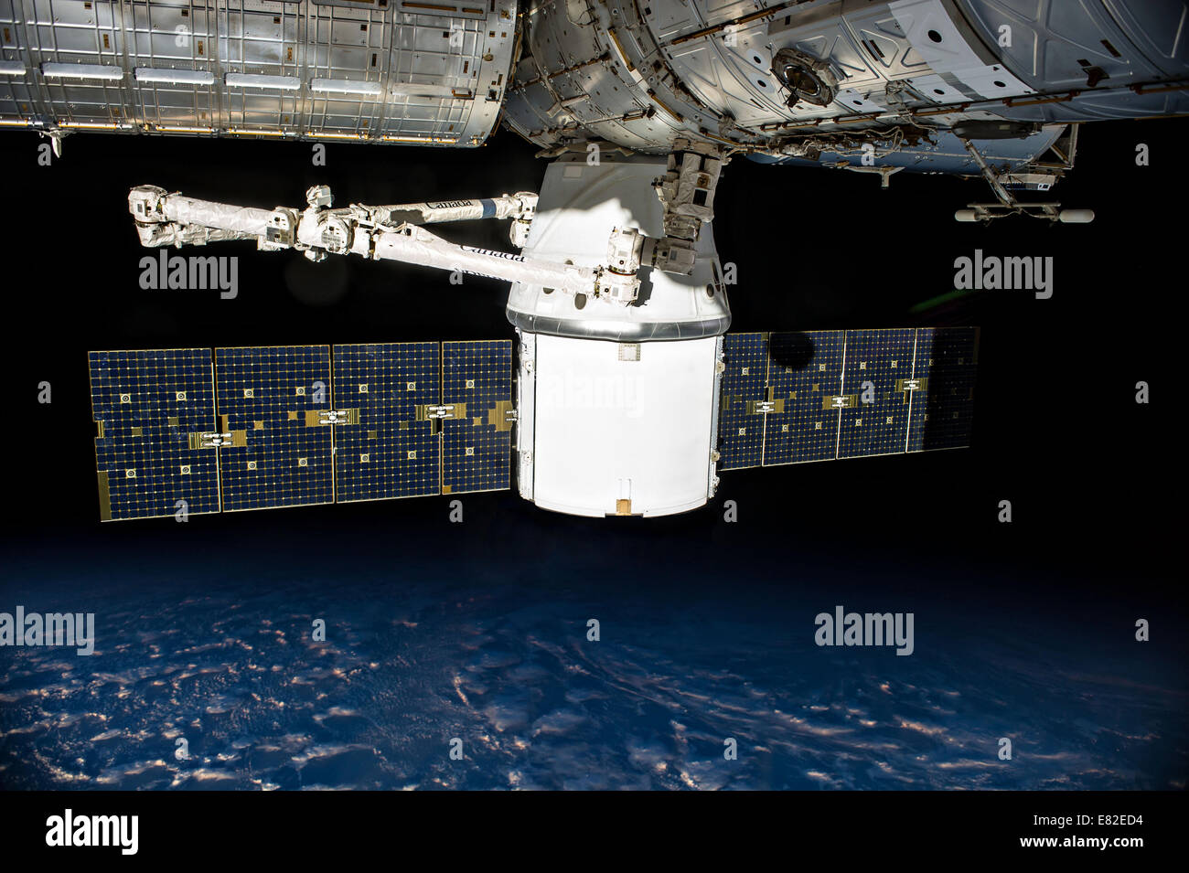 La SpaceX Dragon cargo senza equipaggio veicolo spaziale che trasportano le forniture e le attrezzature docks alla Stazione Spaziale Internazionale il 24 settembre 2014 in orbita intorno alla terra. Foto Stock