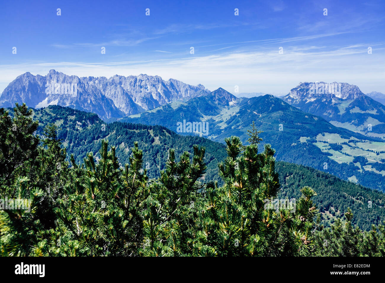 Wilder Kaiser sulla sinistra e Zahmer Kaiser sulla destra si vede da Unterberg, Kossen, Tirolo, Austria Foto Stock