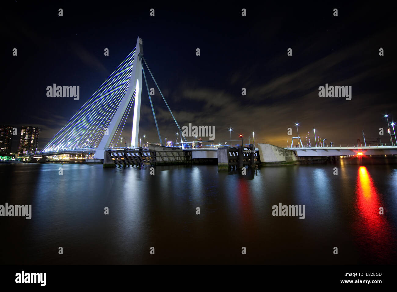Ponte Erasmus di Rotterdam di notte Foto Stock