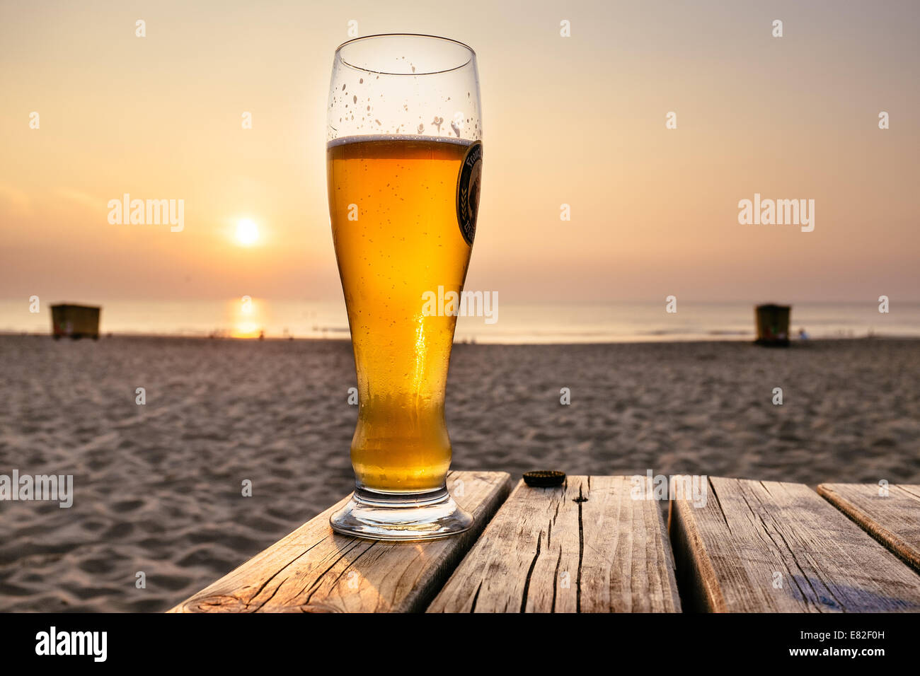 La birra e il tramonto Zandvoort, zhe Paesi Bassi Foto Stock