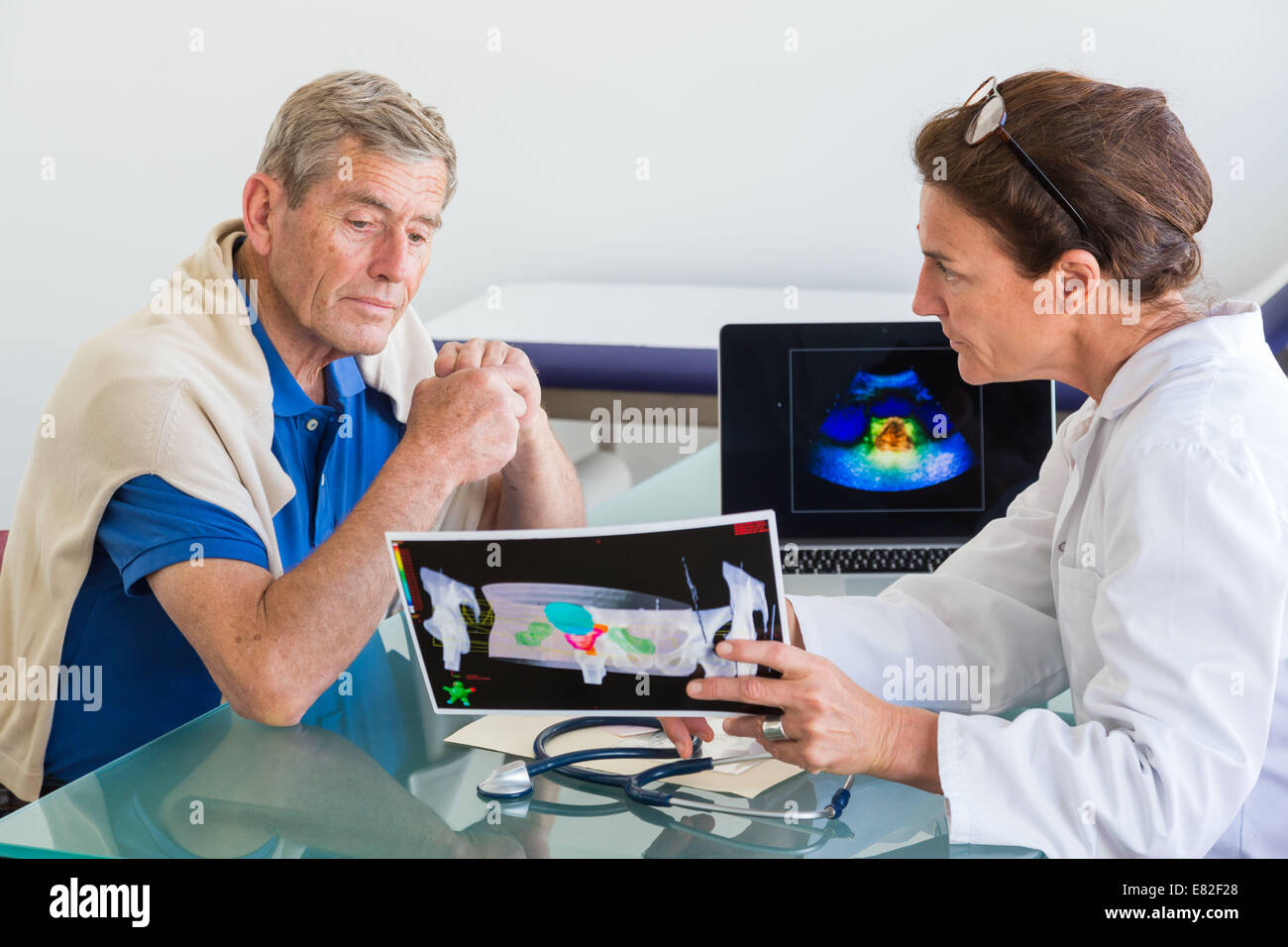 Medico per discutere della prostata di scansione ad ultrasuoni con un paziente. Foto Stock