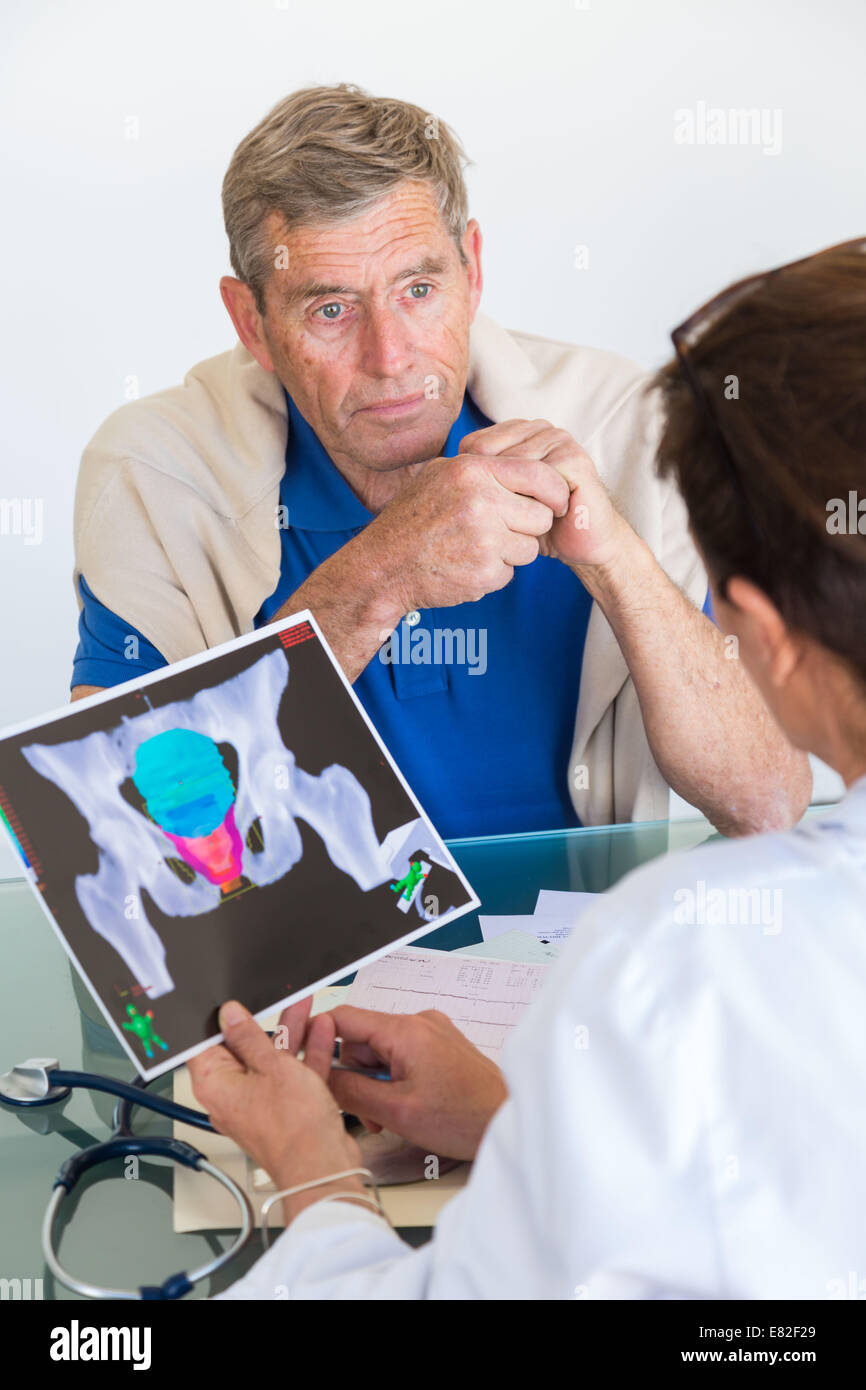 Medico per discutere della prostata di scansione ad ultrasuoni con un paziente. Foto Stock