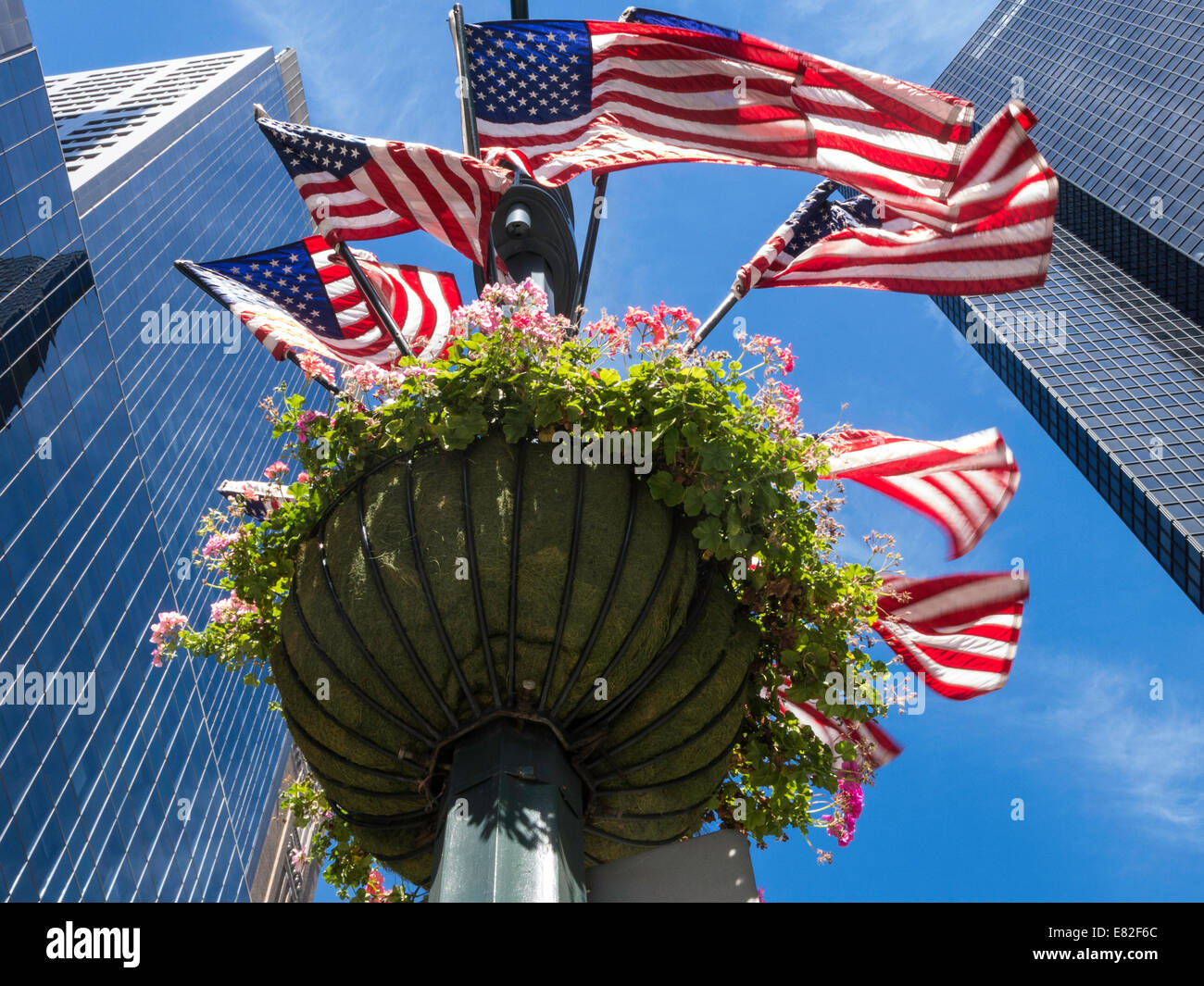 Bandierine americane e vaso di fiori Display, Midtown Manhattan, New York, Stati Uniti d'America Foto Stock