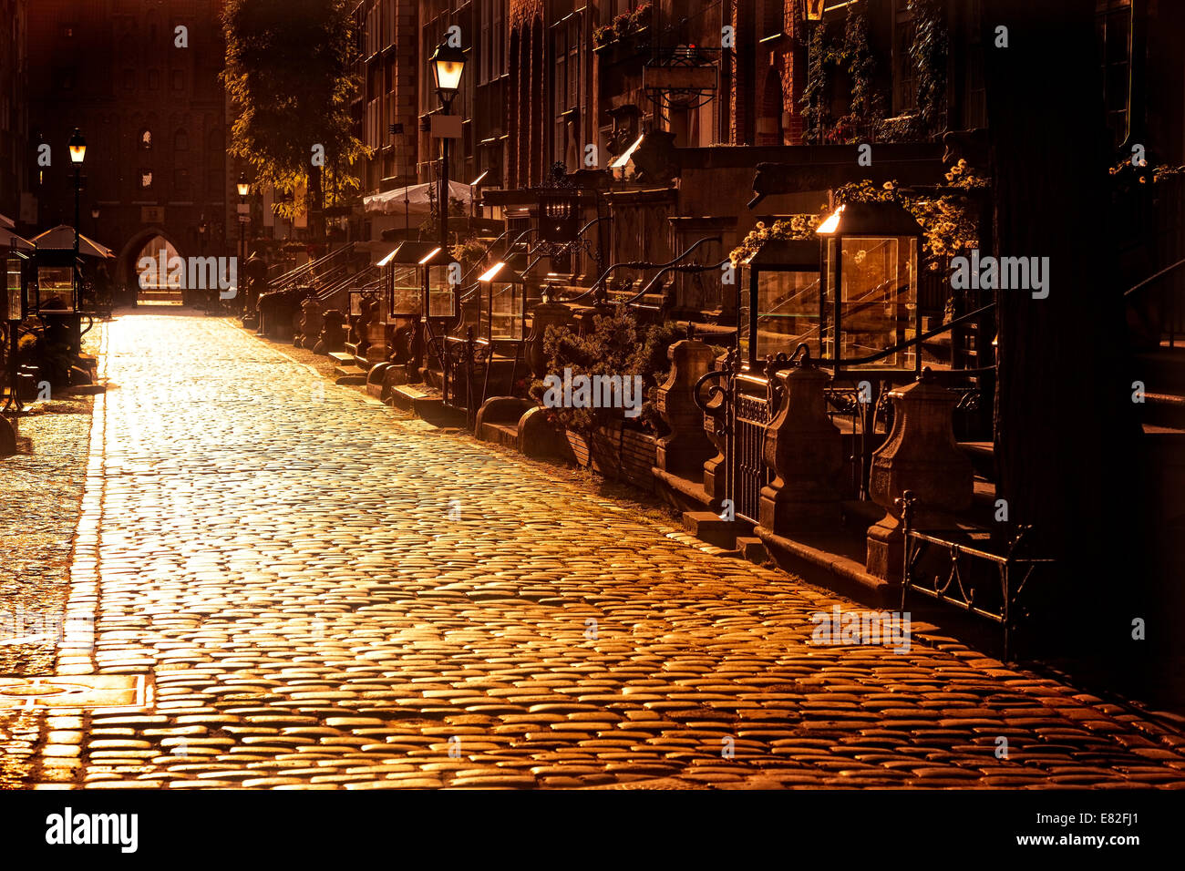 Mary's Street con Maria's gate in background in Gdansk, Polonia. Foto Stock