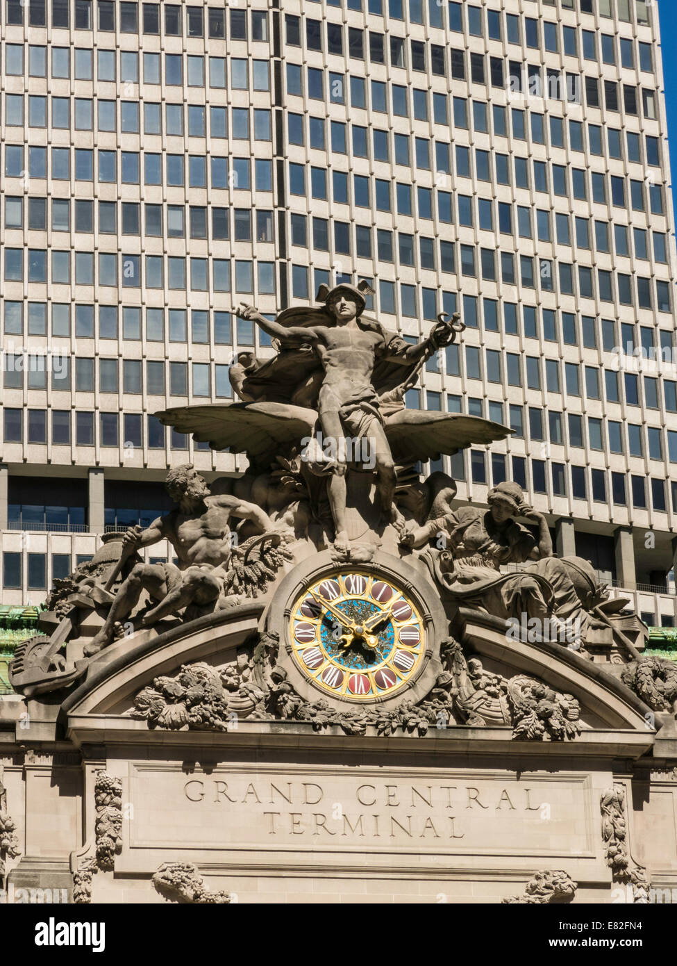 La facciata del Grand Central Terminal presenta una scultura per il trasporto e un orologio in vetro di Tiffany, New York City, USA Foto Stock