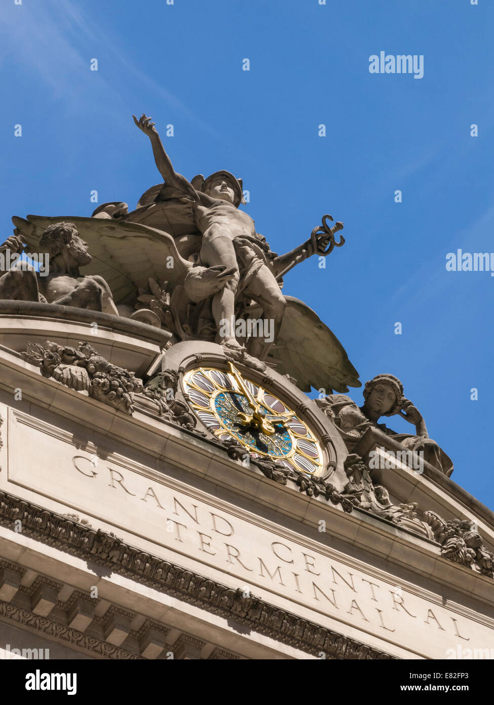 La facciata del Grand Central Terminal presenta una scultura per il trasporto e un orologio in vetro di Tiffany, New York City, USA Foto Stock