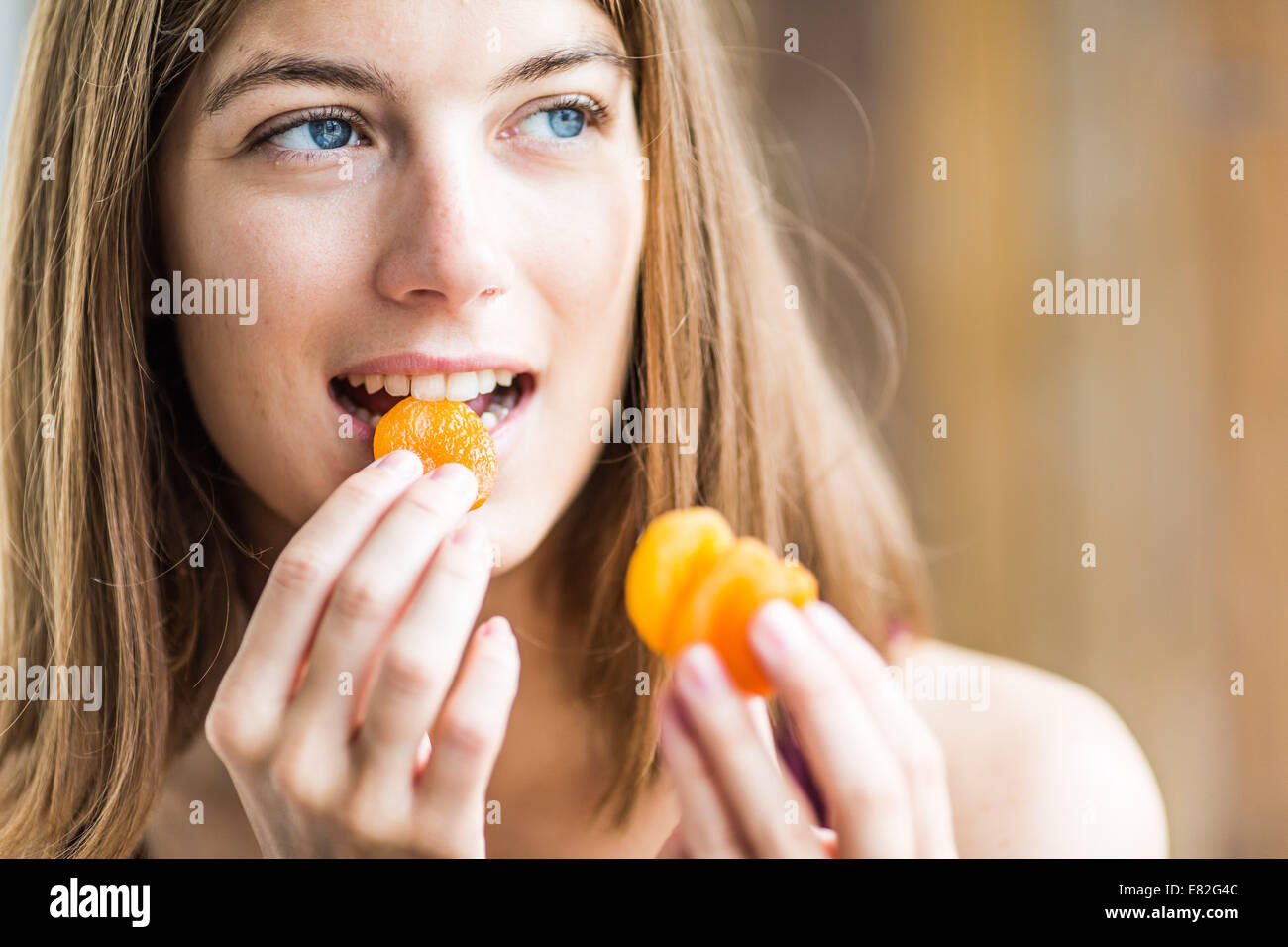 Mangiare donna albicocca secca. Foto Stock