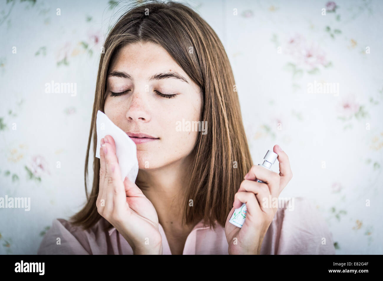 Donna odore di olio essenziale. Foto Stock