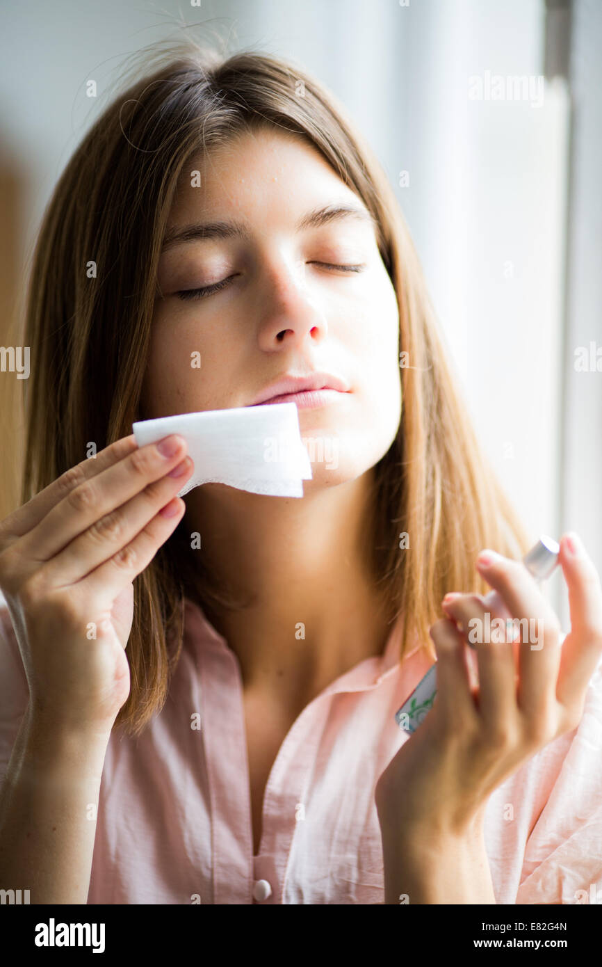 Donna odore di olio essenziale. Foto Stock
