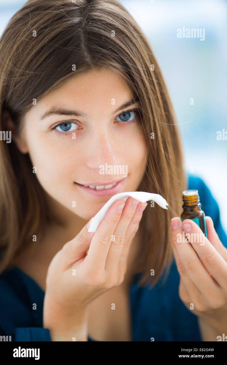 Donna odore di olio essenziale. Foto Stock