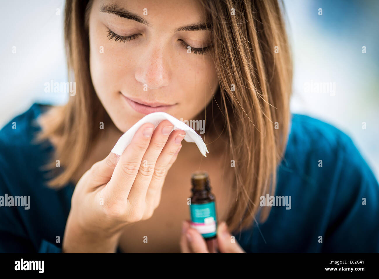 Donna odore di olio essenziale. Foto Stock