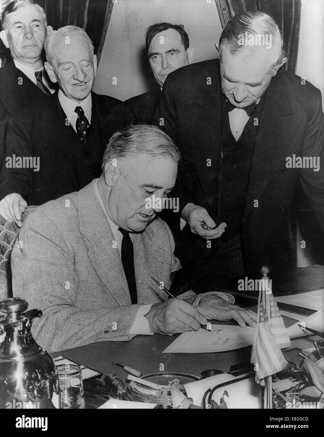 Il presidente Roosevelt firma la dichiarazione di guerra contro il Giappone nel dicembre 1941. Foto Stock