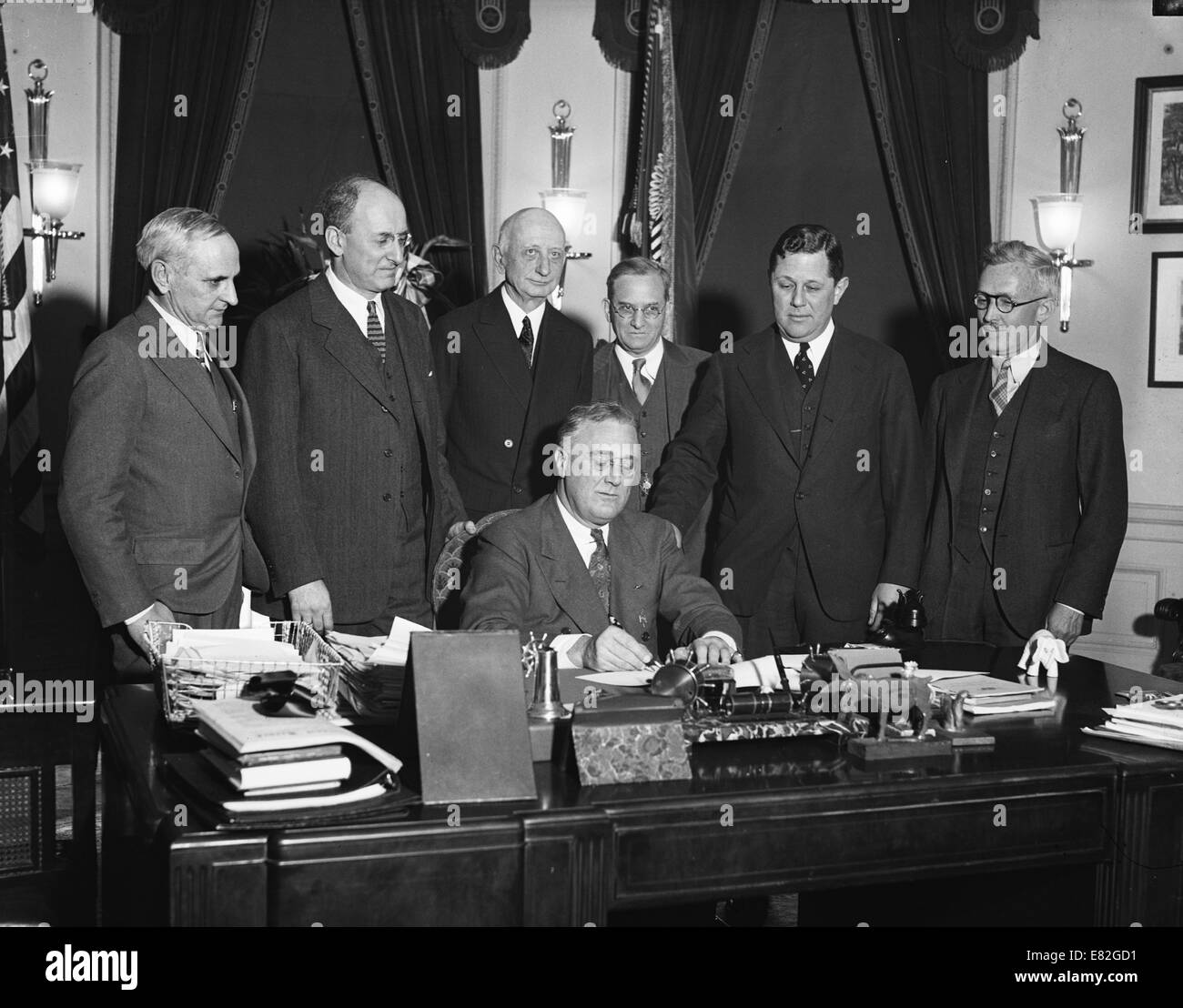 Il presidente Franklin D. Roosevelt firma l'oro Bill nel 1933 Foto Stock