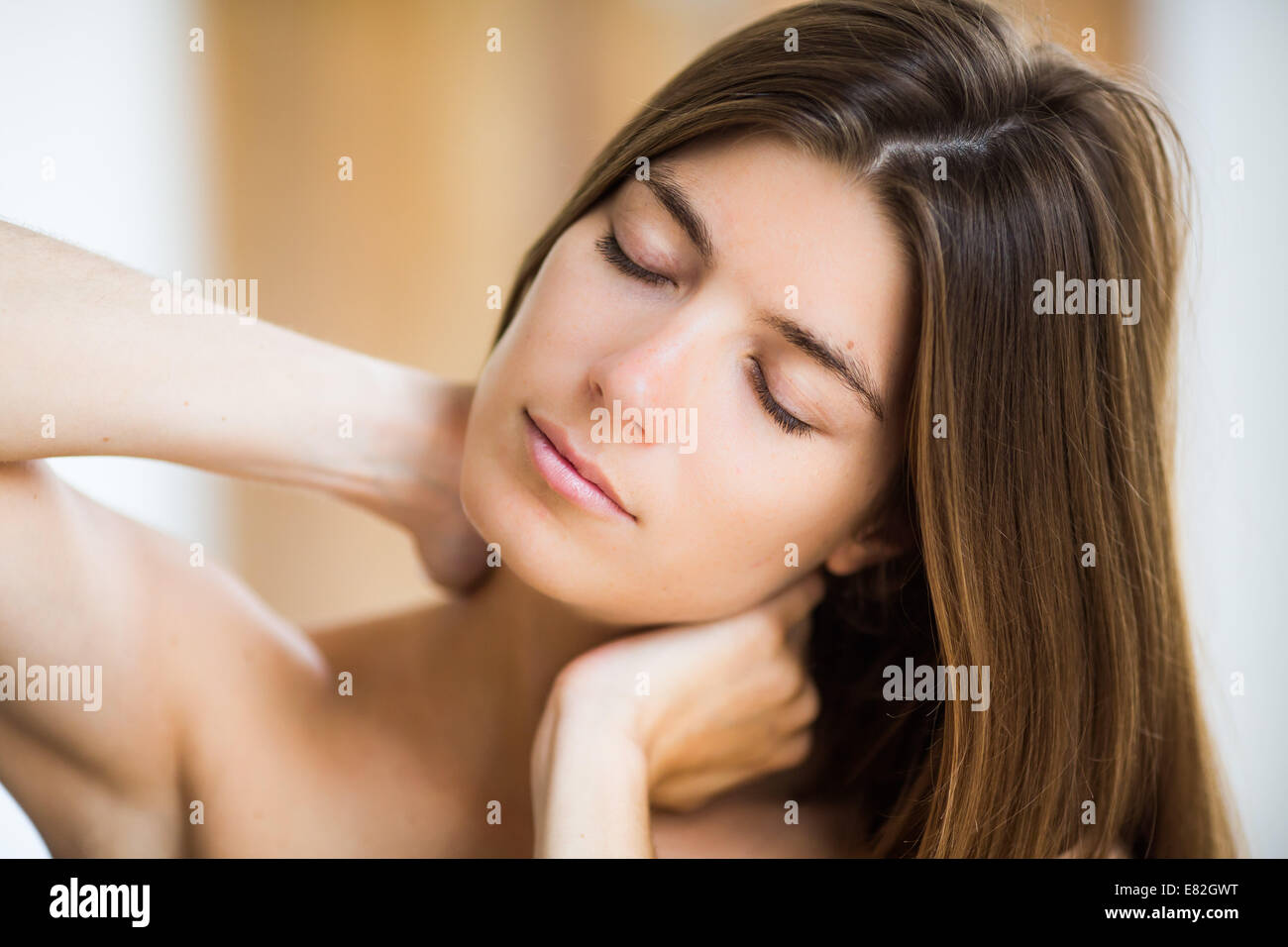 La donna che soffre di dolori al collo. Foto Stock