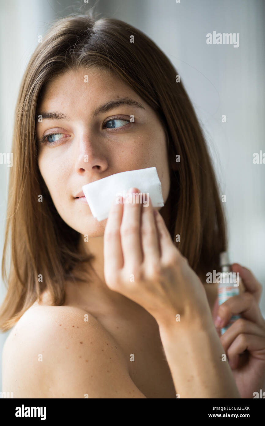 Donna odore di olio essenziale. Foto Stock