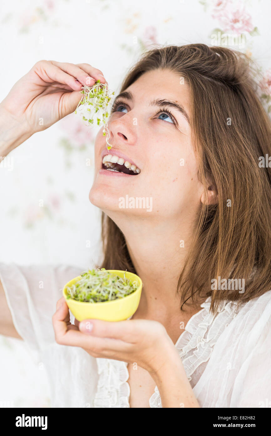 Donna di mangiare i germogli. Foto Stock