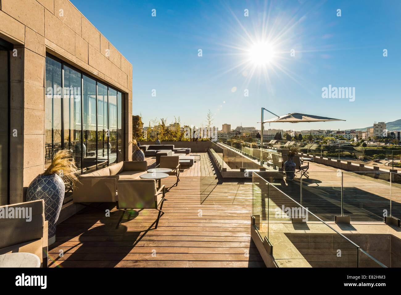 Il Marocco, Fes, in vista della terrazza sul tetto di un hotel Foto Stock