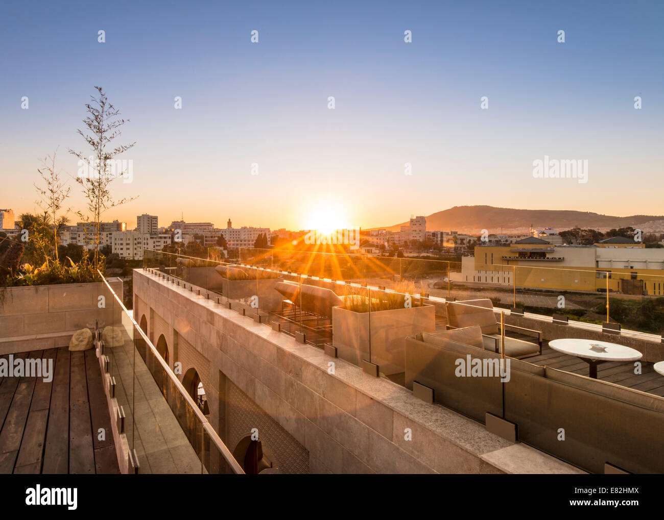 Il Marocco, Fes, tetto a terrazza di un hotel dal tramonto Foto Stock