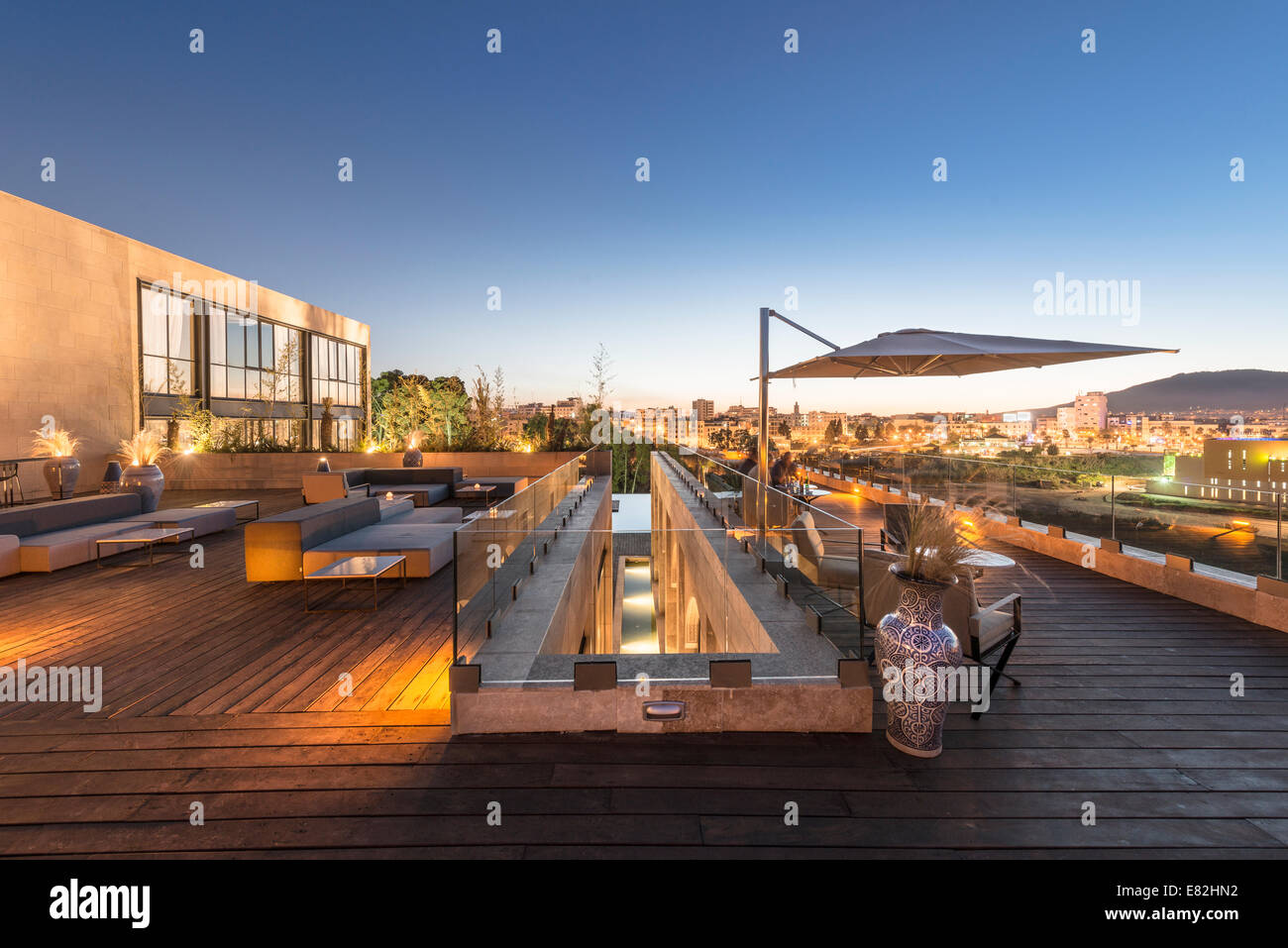 Il Marocco, Fes, ha illuminato la terrazza sul tetto di un hotel dal tramonto Foto Stock