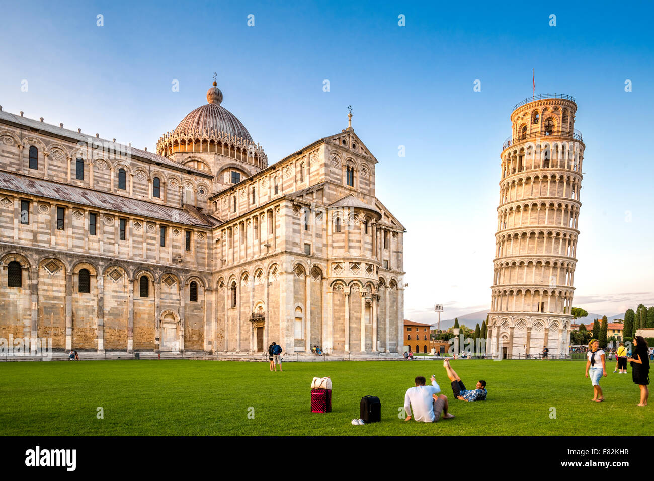 L'Italia, Toscana, Pisa, Vista della cattedrale e la Torre Pendente di Pisa in Piazza dei Miracoli Foto Stock