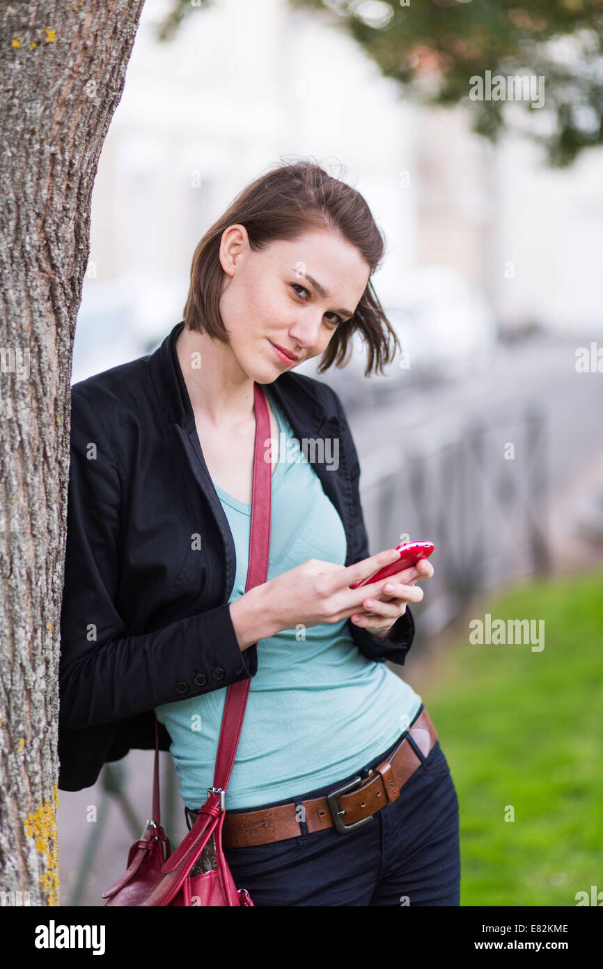 Donna che utilizza un telefono cellulare. Foto Stock