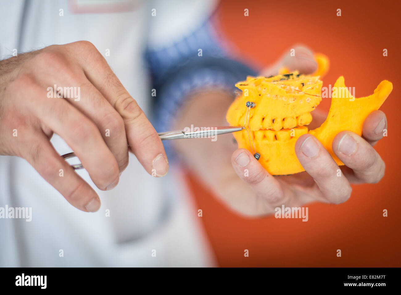 La stampa 3D dello scheletro facciale di un paziente da un imaging medicale, questa tecnica permette la fabbricazione di impianto personalizzato Foto Stock