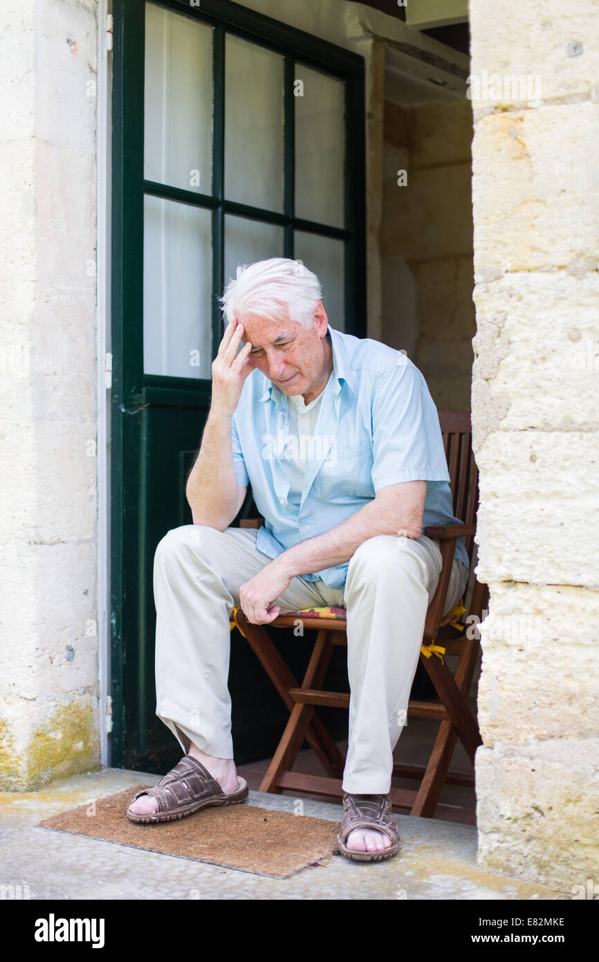 L uomo che soffre di mal di testa. Foto Stock