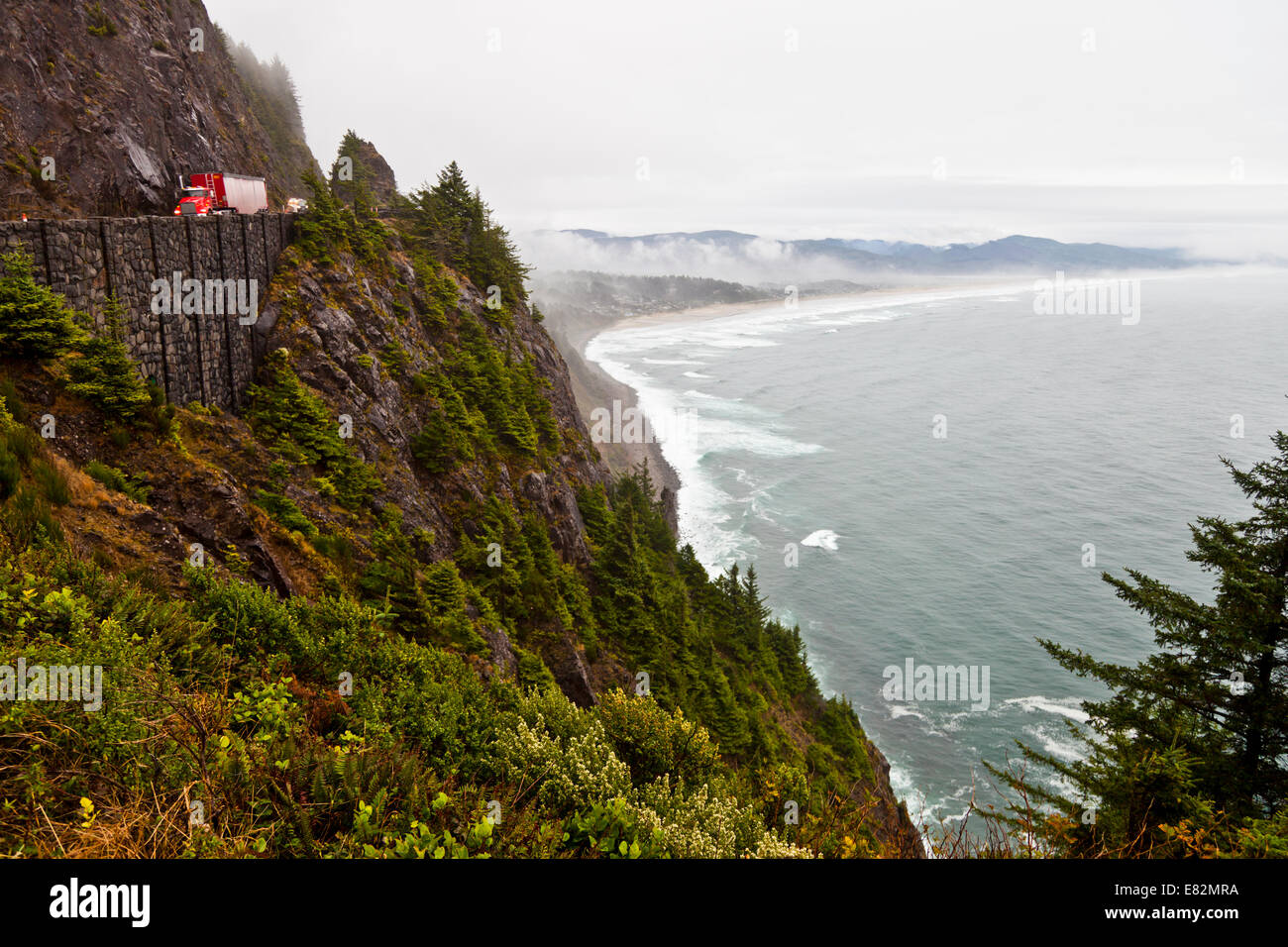 Montagna Neakahnie capezzagna con autostrada 101 abbracciando la sua pendenza Foto Stock
