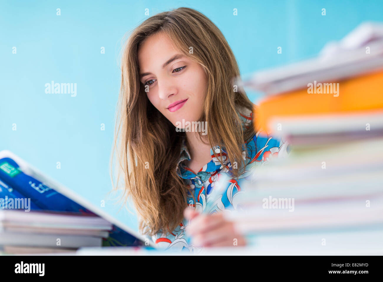 Ragazza adolescente revisione di esami. Foto Stock