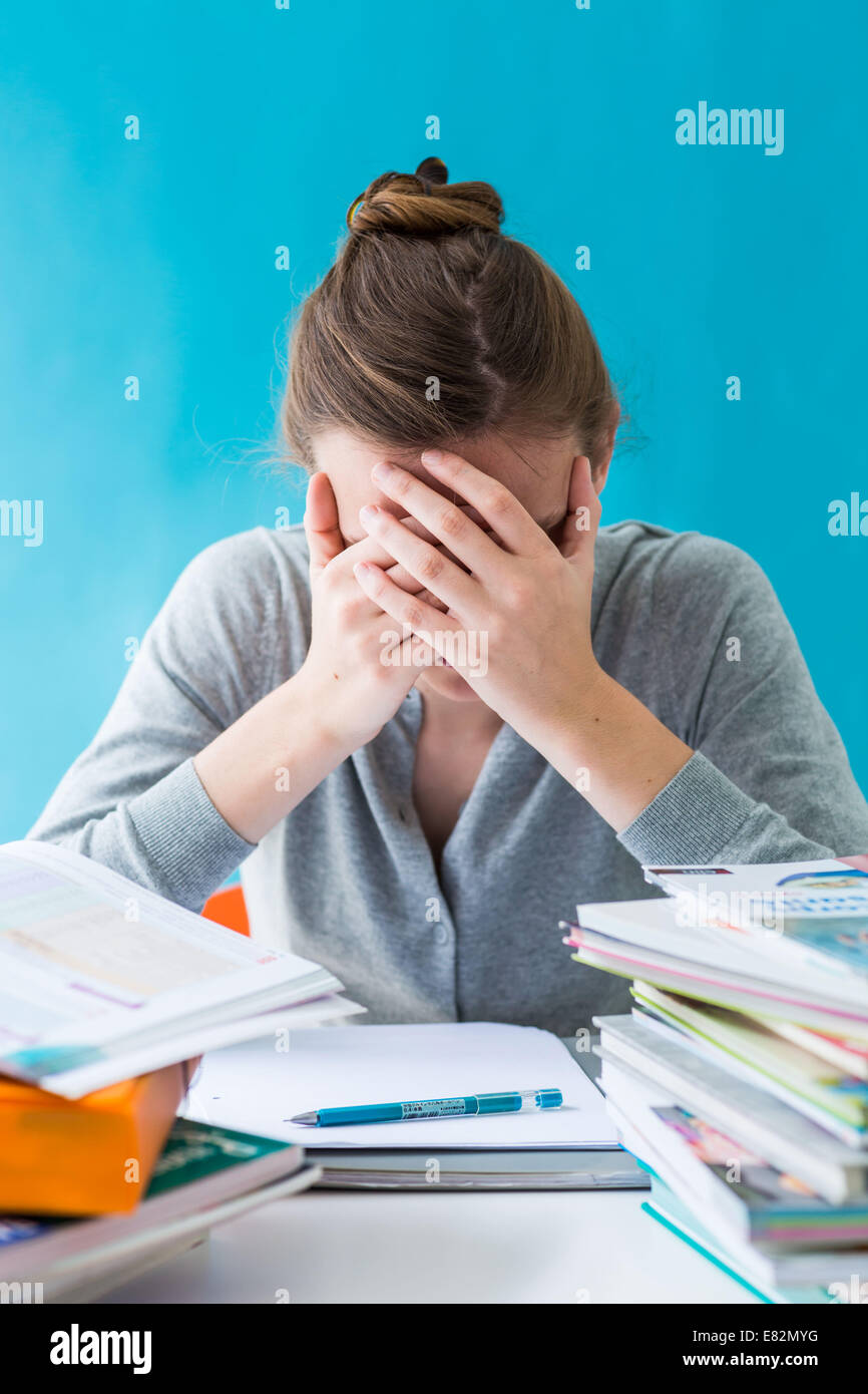 Ragazza adolescente revisione di esami. Foto Stock