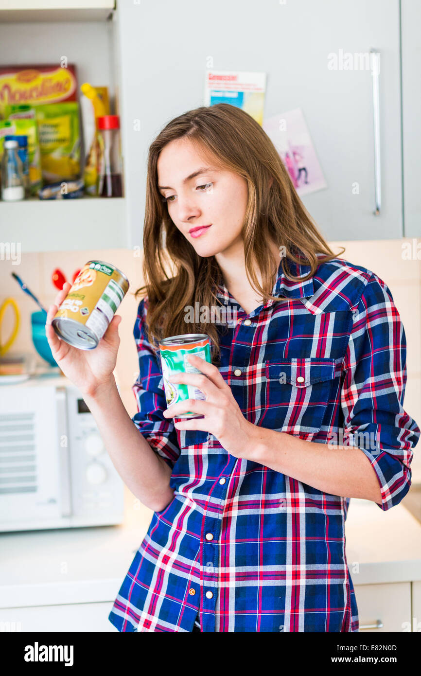 La donna il controllo della composizione e fatti di nutrizione. Foto Stock