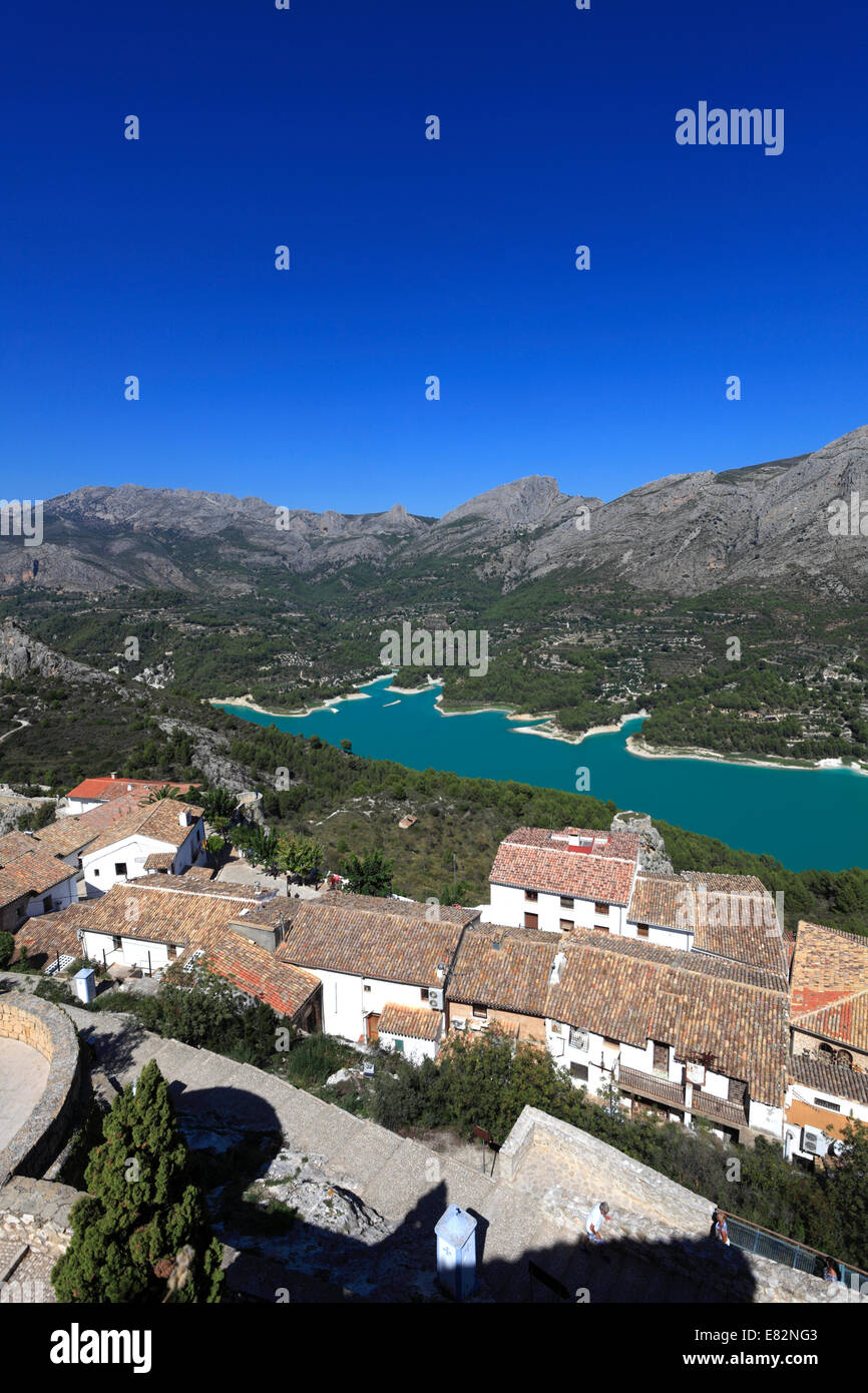 Il serbatoio del lago alla Guadalest monumenti medievali village, Sierrade Aitana montagne, Costa Blanca, Spagna, Europa Foto Stock