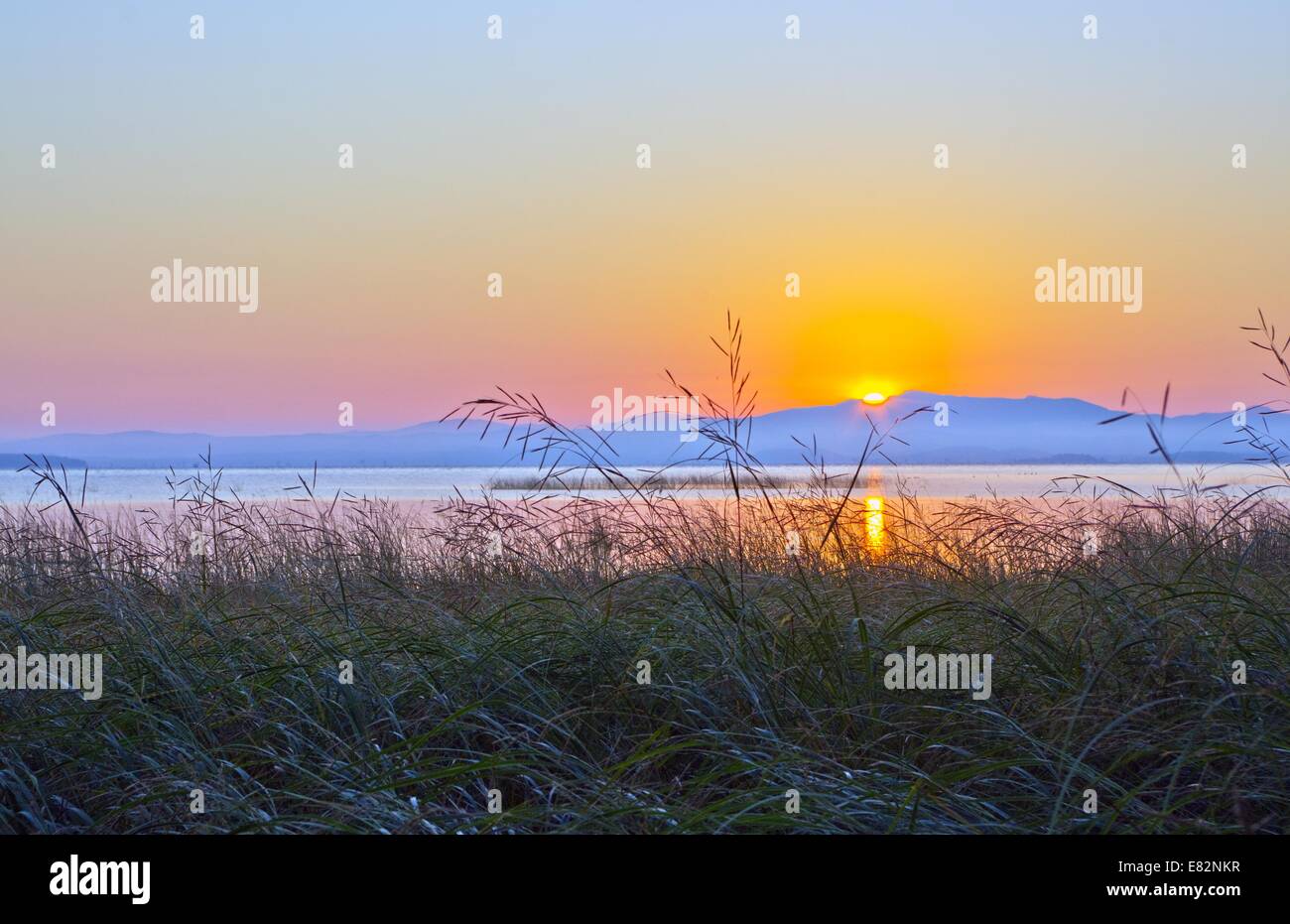 Sunrise al punto di AuSable guardando attraverso il lago Champlain tward Vermont Foto Stock