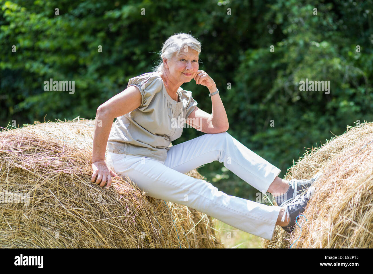 La donna in un campo. Foto Stock