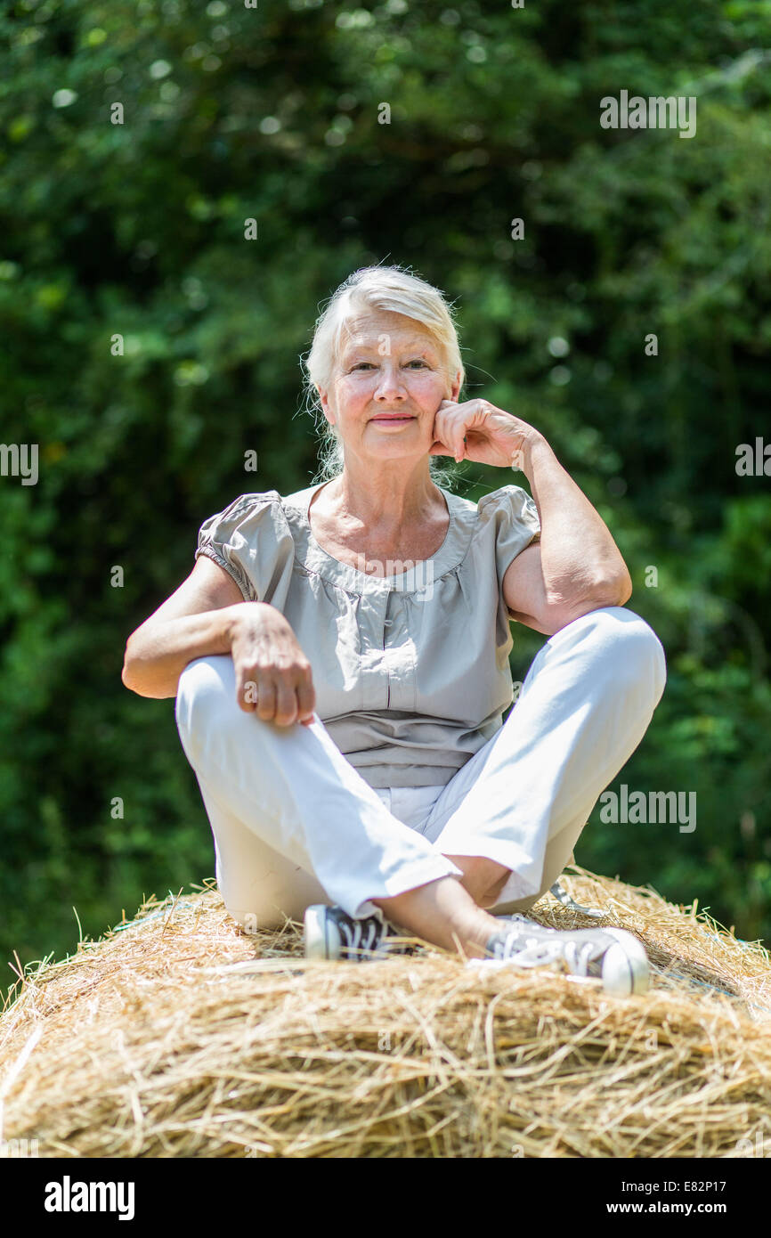 La donna in un campo. Foto Stock
