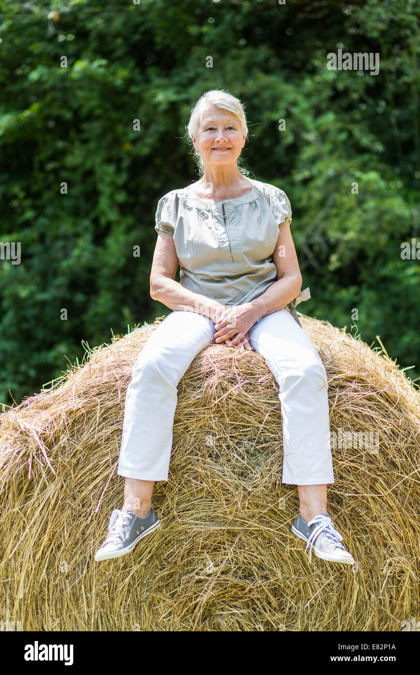 La donna in un campo. Foto Stock