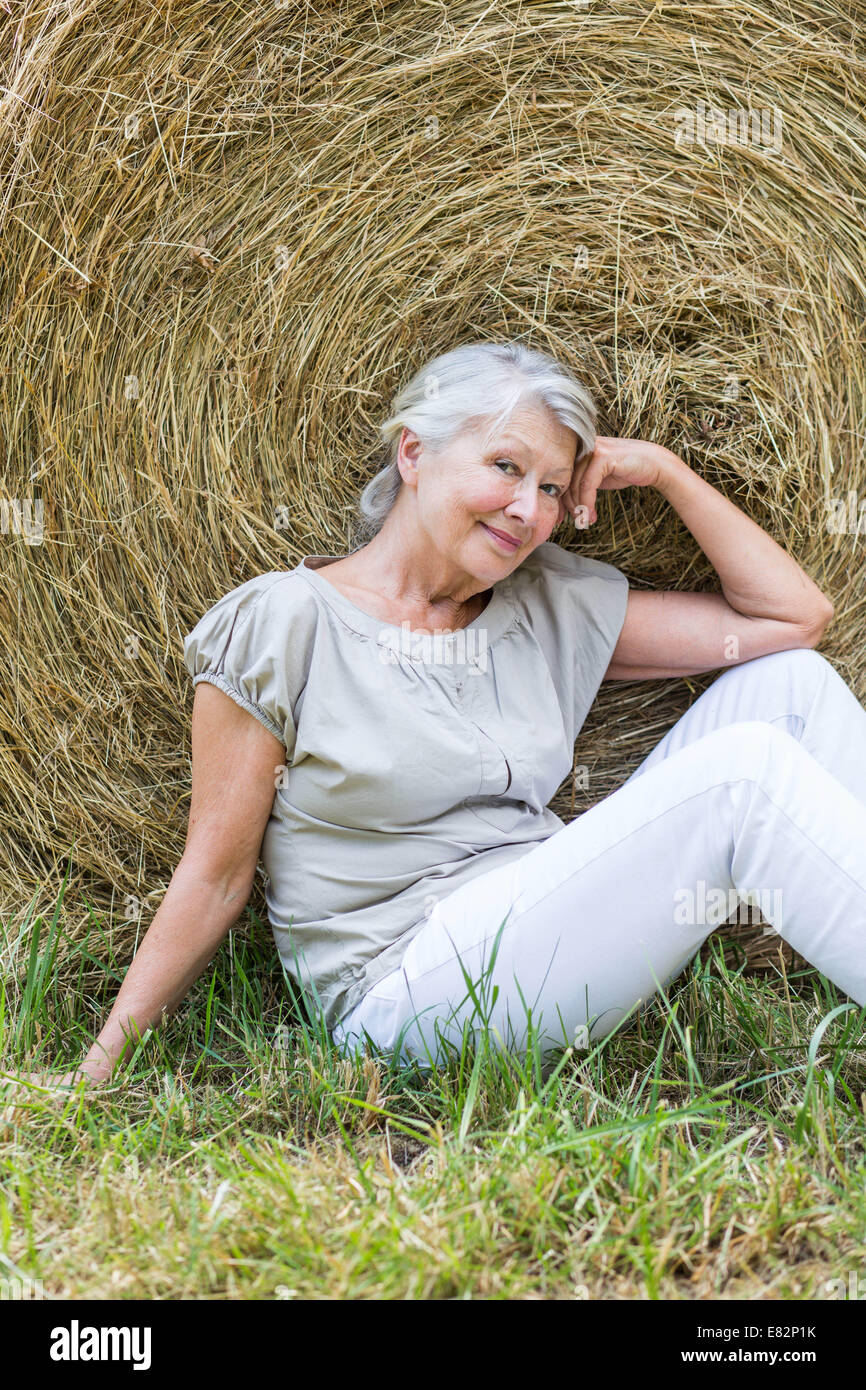 La donna in un campo. Foto Stock