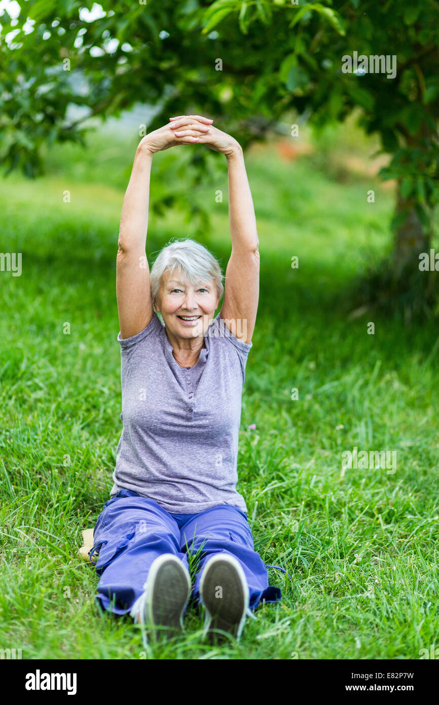 Donna di stretching. Foto Stock