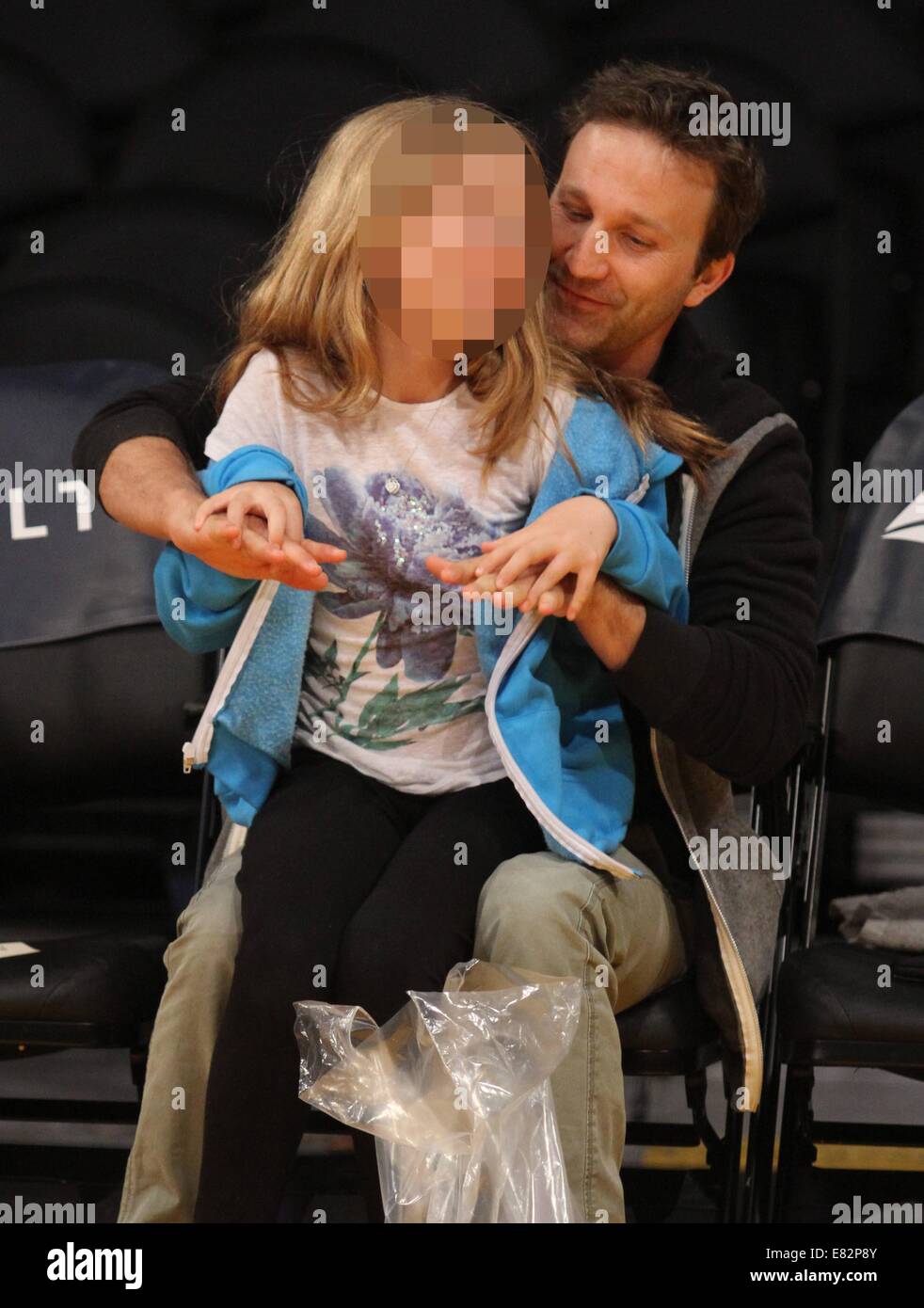 Breckin Meyer e sua figlia Caitlin Willow presso i Lakers gioco. I Los Angeles Lakers sconfitti gli Orlando Magic mediante il punteggio finale di 103-94 a Staples Center dotato di: Breckin Meyer,Caitlin Willow Meyer dove: Los Angeles, California, Stati Uniti quando: 23 Mar 2014 Foto Stock