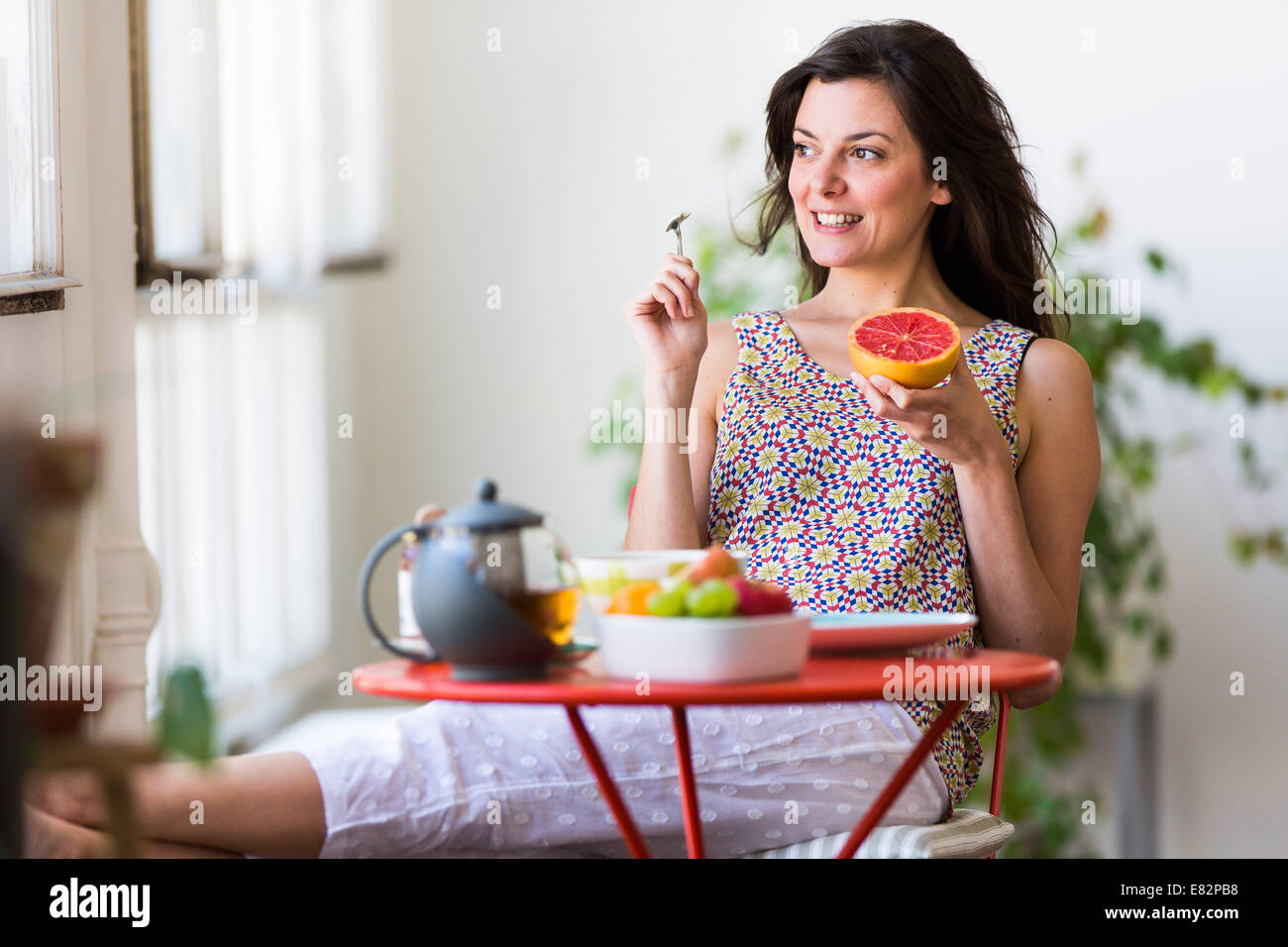 Donna con prima colazione. Foto Stock