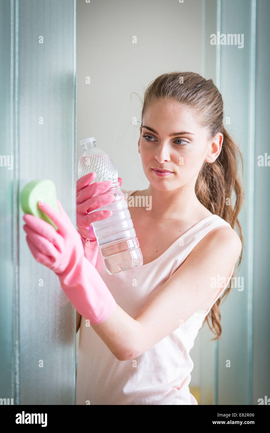Donna con aceto bianco per pulire Foto stock - Alamy