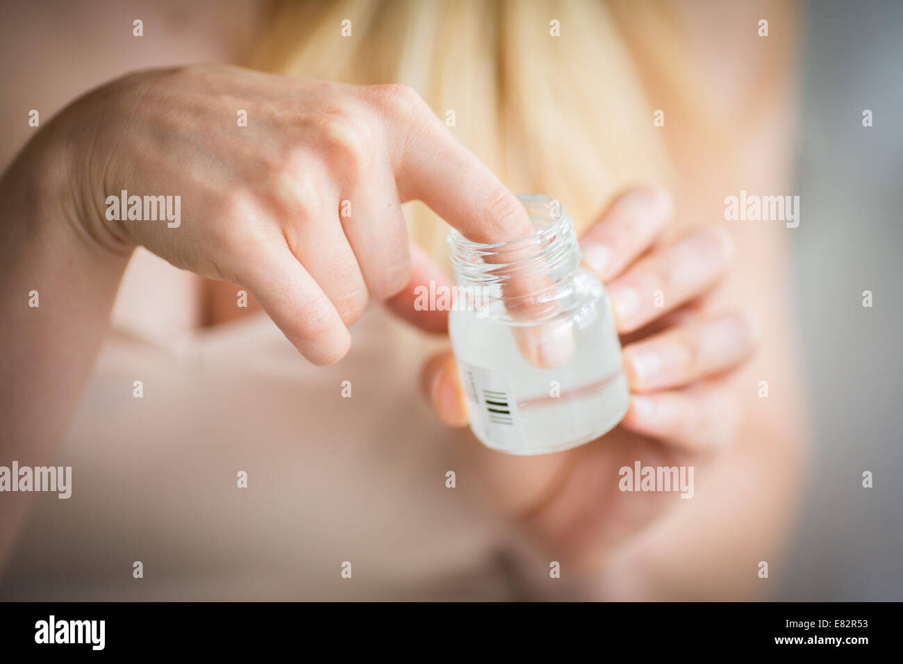 La donna la disinfezione il suo dito con antisettico. Foto Stock