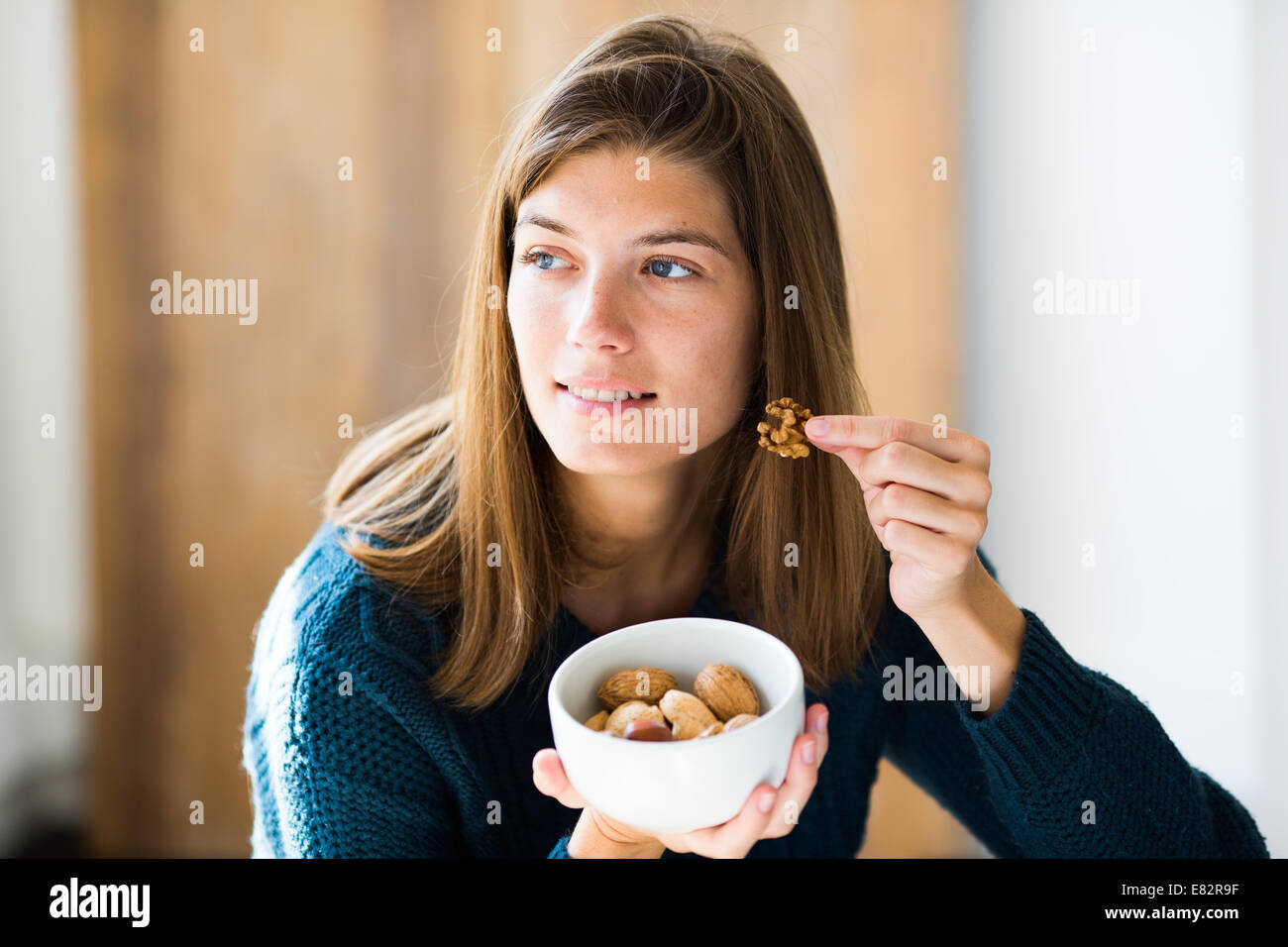 Donna di mangiare di più dadi. Foto Stock
