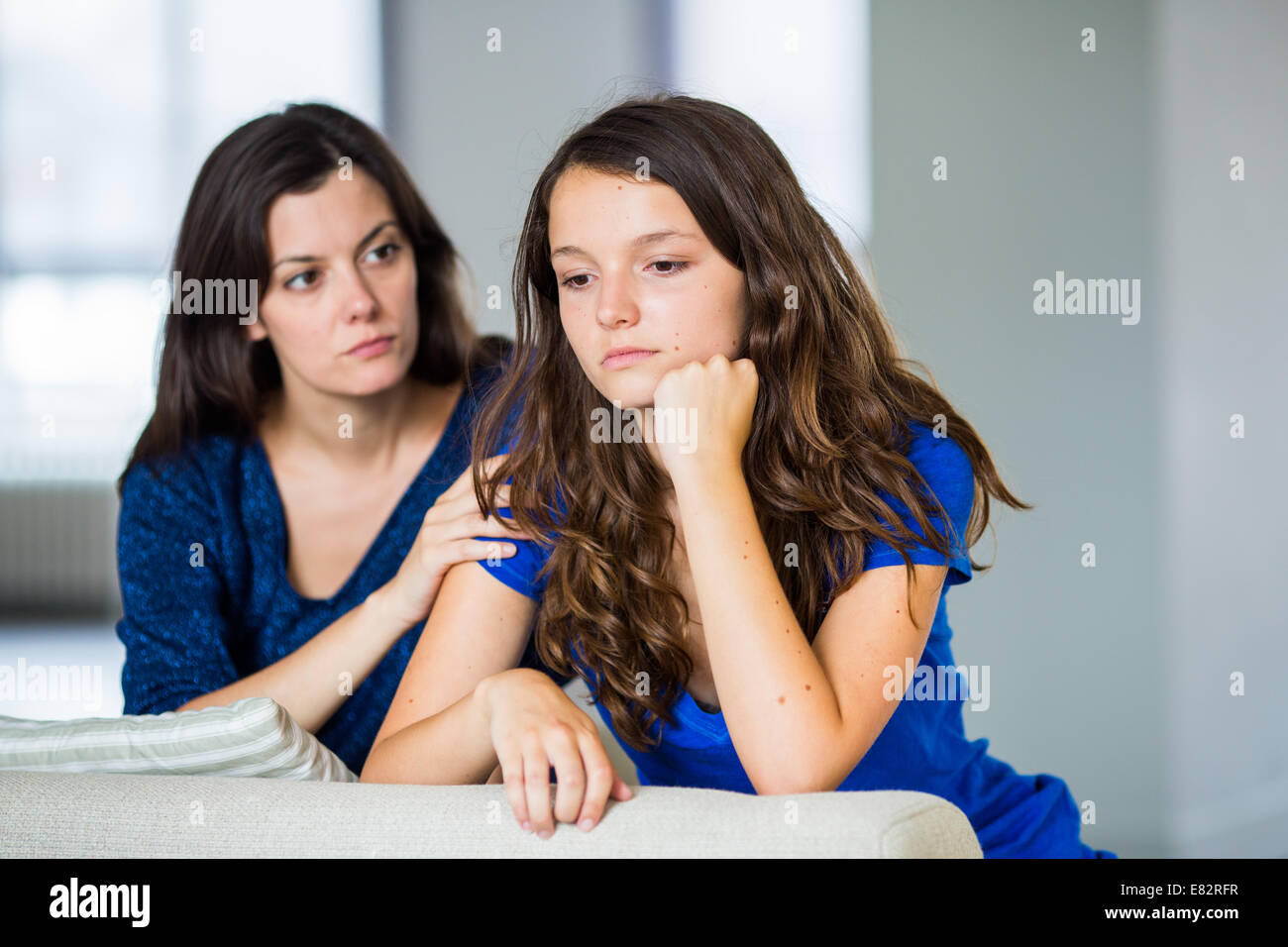 Ragazza adolescente e sua madre. Foto Stock