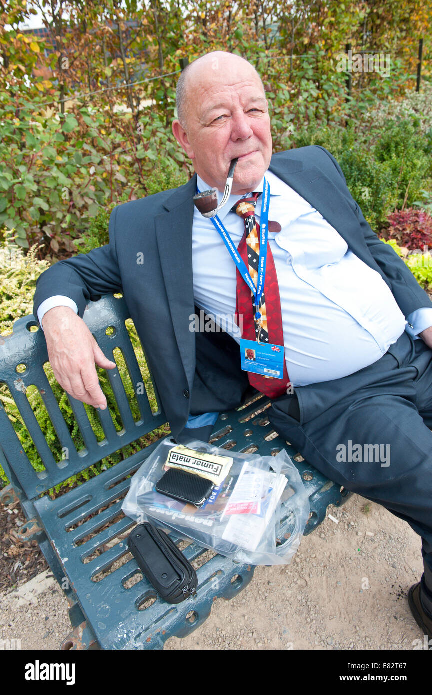Birmingham, West Midlands, Regno Unito. Il 29 settembre 2014. Cllr David Brown - Congleton, si vede - nelle sue parole - "il relax dopo le prove di una buona giornata. . . . " Il secondo giorno del Congresso del Partito Conservatore Credito: Graham M. Lawrence/Alamy Live News. Foto Stock